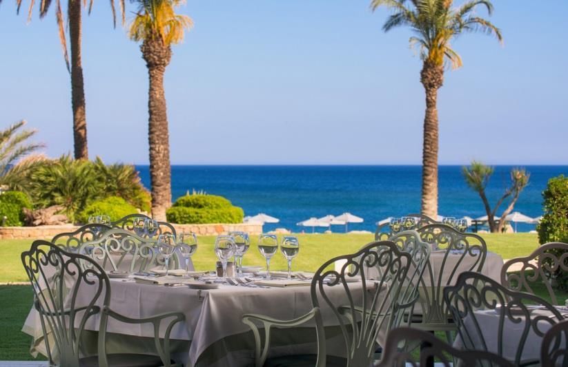 BAR ΠΑΡΑΛΙΑΣ POSEIDON Για όσους προτιμούν να χαλαρώσουν στη παραλία και να απολαύσουν την υπέροχη θέα του Αιγαίου, το Poseidon Beach Bar σερβίρει ποτά και ελαφρά snacks.