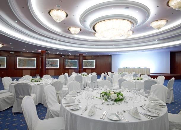 με διάφορες χωρητικότητες, το ξενοδοχείο μπορεί να φιλοξενήσει συνολικά 750 συνέδρους σε ποικίλες μορφές εκδηλώσεων.