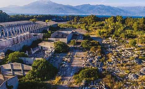 στο Δρέπανο Αχαΐας, που ήδη έχουν ρυπάνει την παραλία της περιοχής.