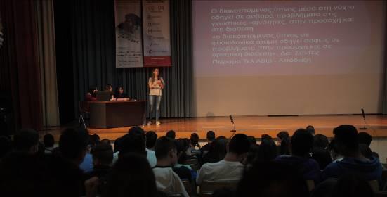 Ένα από τα χαρακτηριστικότερα έργα του Θεοτοκά, ο «Λεωνής» είναι ο ίδιος ο συγγραφέας, αλλά και γενικότερα ο ευαίσθητος έφηβος που έζησε και αναπτύχθηκε κάτω από τη σκιά και τον ήχο του Πρώτου