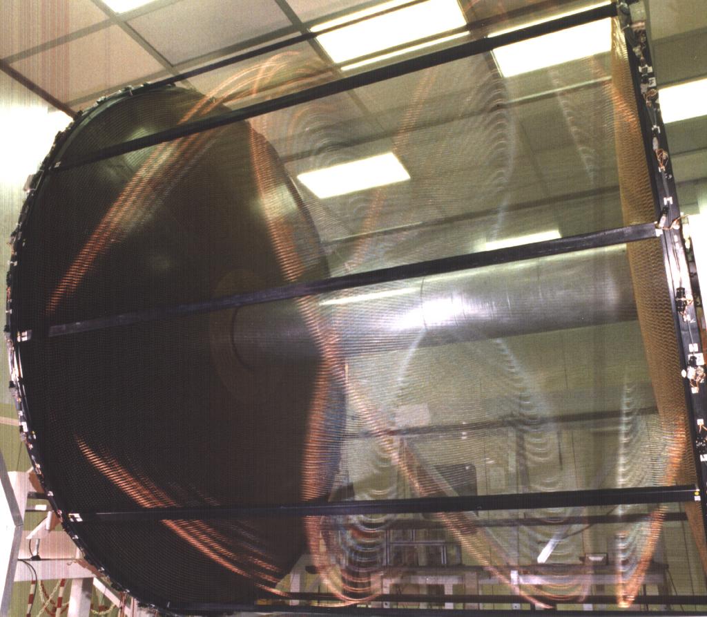The KLOE detector Large cylindrical drift chamber 4m, 3.