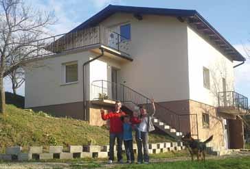 Partnerji Centra energetskih rešitev (CER) so jim priskočili na pomoč in njihovo hišo celovito obnovili, seveda z implementacijo energijsko varčnih rešitev, ki omogočajo nizko porabo energije in