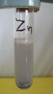 ένα τεμάχι από φύλλ Cu Τ Mg, o Zn και Fe αντιδρύν άμεσα, δημιυργώντας αναβρασμό εντνότερ στ Mg, λιγότερ έντν