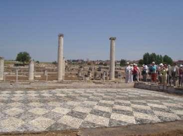 Στη διαδρομή με τα λεωφορεία σταματήσαμε στην Έδεσσα να δούμε τους καταρράκτες. Ήταν πολύ ωραία. Το νερό έπεφτε από μεγάλο ύψος. Είχε και μια σπηλιά πίσω από τους καταρράκτες.