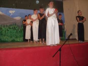 Το έργο ανέβασαν οι δάσκαλοι Μπράγκα Μαρία και Πετρίδης Μιλτιάδης. Ήταν μία καταπληκτική παράσταση.