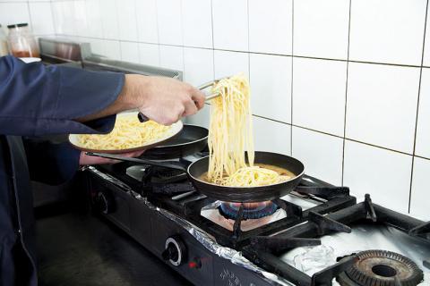 ΜΑΚΑΡΟΝΑΔΑ ΣΑΝΤΟΡΙΝΗΣ Λιγκουίνι βρασμένα al dente για 7, Τριμμένη μυζήθρα, Φρέσκο βούτυρο, Φύλλα βασιλικού, Κάππαρη σαντορινιά, Λιαστή ντομάτα Σαντορίνης, Λευκό κρασί Νυχτέρι, Μιάμιση κουταλιά, του
