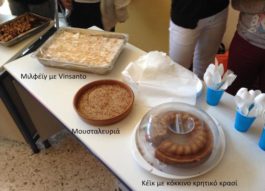 Στα πλαίσια της Χριστουγεννιάτικης εκδήλωσης του σχολείου μας, παρασκευάσαμε τρία γλυκά με βάση τοπικά κρασιά των δύο νησιών, τα οποία πολλοί