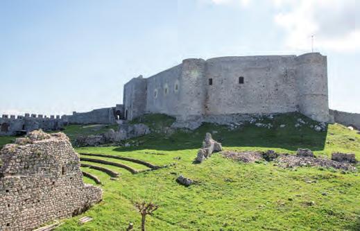 ΑρχαιολογικόςΧΩΡΟΣ ΚΑΣΤΡΟ ΧΛΕΜΟΥΤΣΙ/CLERMONT 12 Άποψη εξωτερικού και εσωτερικού περιβόλου από Δ. 13 Τα εξωτερικά τείχη με τον περίδρομο και τις επάλξεις. 14 Εξωτερικός περίβολος.