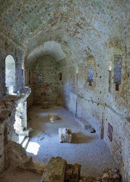 ΑρχαιολογικόςΧΩΡΟΣ ΚΑΣΤΡΟ ΧΛΕΜΟΥΤΣΙ/CLERMONT 19 καταλύματος, οι ισόγειες αίθουσες του παλατιού, που δεν διαθέτουν θέρμανση και φωτίζονται με μικρά παράθυρα, χρησιμοποιούνται ως βοηθητικοί χώροι,