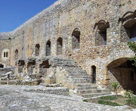 19 Η αίθουσα υποδοχής και δεξιώσεων. 20 Μεσαιωνικό τζάκι. 21 Εξωτερική άποψη της αίθουσας υποδοχής με τη λιθόκτιστη μνημειακή κλίμακα και τον εξώστη.