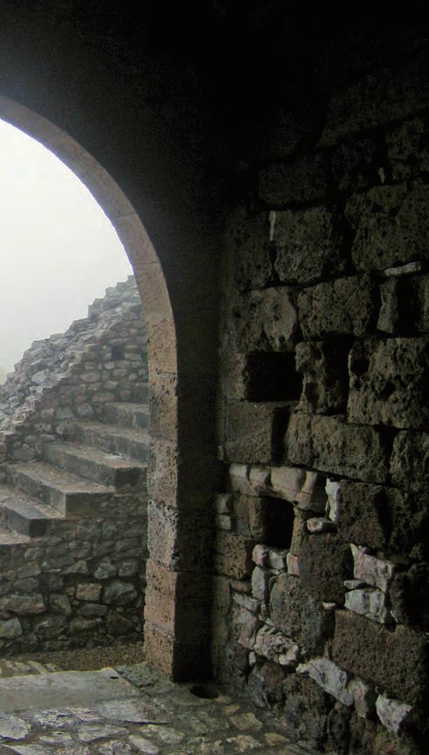 διάβηκα στις γοτθικές ρημαγμένες αίθουσες και στις χορταριασμένες αυλές και πιάστηκα από μιαν αγριοσυκιά για να ανέβω στο απάνω πάτωμα και στάθηκα σε μιαν πέτρα, μου ήρθε να σύρω στριγγιά φωνή σα