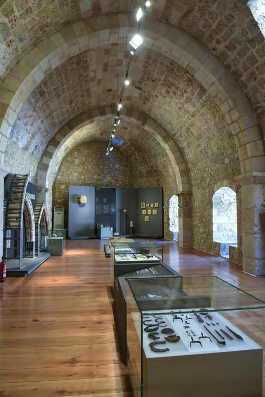 ΑρχαιολογικόςΧΩΡΟΣ ΚΑΣΤΡΟ ΧΛΕΜΟΥΤΣΙ/CLERMONT 26 Γενική άποψη ορόφου του μουσείου. 27 Η εκθεσιακή ενότητα για τη Γλαρέντζα στο ισόγειο του πριγκιπικού παρεκκλησιού.