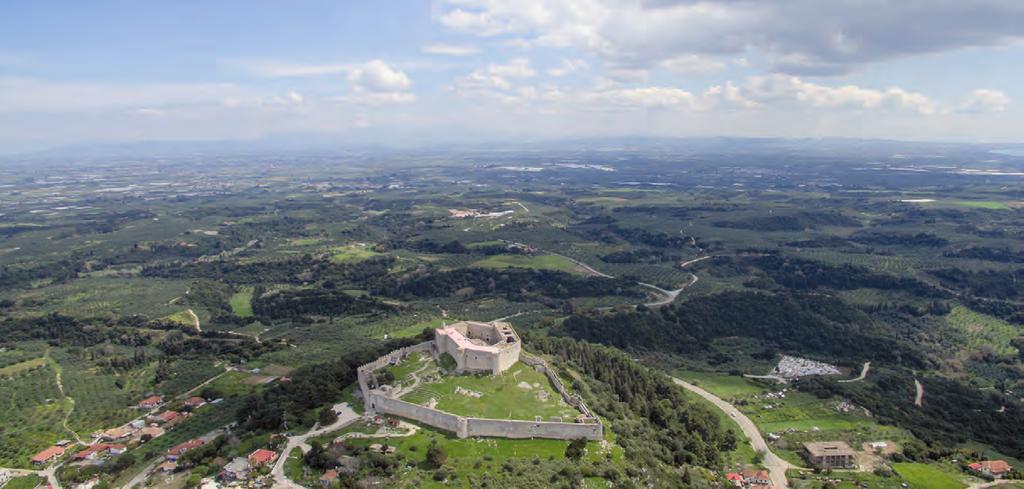 01 1 Το κάστρο Χλεμούτσι / Clermont δεσπόζει στον κάμπο της Ηλείας. ως τοπόσημο με το μέγεθος και την ποιότητά του, ασκεί καταλυτική επίδραση στην τοπική βυζαντινή αρχιτεκτονική παράδοση.