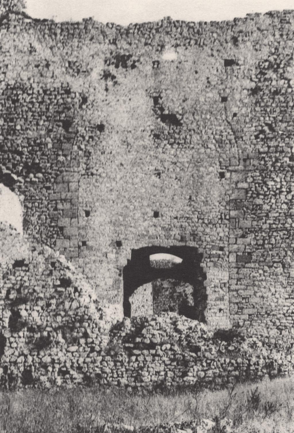 4 Άποψη φρουρίου Χλεμούτσι. V. Coronelli, 17ος αι. 5 Η πύλη του εσωτερικού περιβόλου πριν από τις επεμβάσεις. Bon 1969. 05 ακτές της Ηλείας και το ισχυρό φρούριο, το οποίο αποκαλεί Tornese.