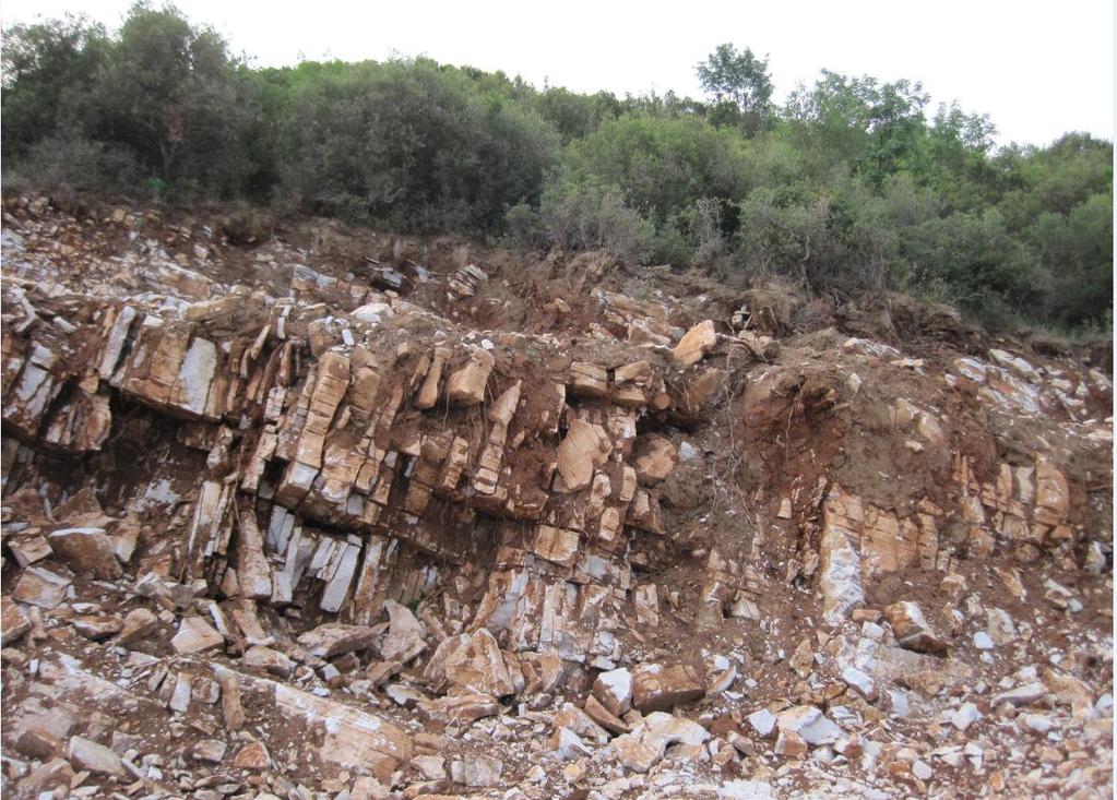 Διάνοιξη δρόμου προσπέλασης σε ρηγματωμένο ασβεστόλιθο Σ αυτήν την περίπτωση του λίαν ρηγματωμένου ασβεστολίθου ο