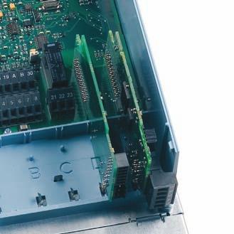 Toate intrările şi ieşirile componentei I/O standard şi ale plăcilor opţionale pot fi programate liber. Ambele intrări analogice pot fi programate pentru semnale de 0...10 V sau 0(4)...20 ma.