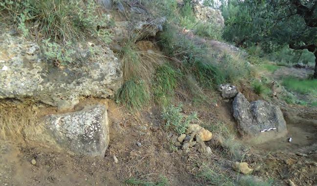 και βάθος αύλακας 0,05 μ.), β) Τμήμα κωνικού αντίβαρου από πωρόλιθο με διάτρητη οπή (ΟΜ 1007στ/21.08.