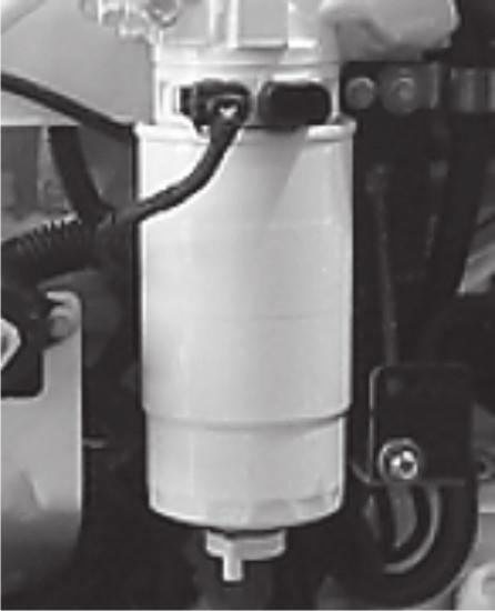 ΣΗΜΕΙΩΣΗ: Τοποθετήστε ένα δοχείο κάτω από το φίλτρο καυσίμου για να συλλέξετε το μολυσμένο καύσιμο ή νερό. Απορρίψτε το με τον ενδεικνυόμενο τρόπο. 1.