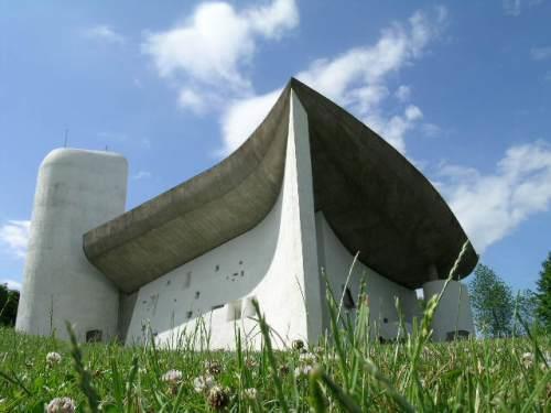 Charles Le Corbusier (1887-1965) Το παρεκκλήσι Notre dame du Haut στο Ronchamp ολοκληρώθηκε το 1954