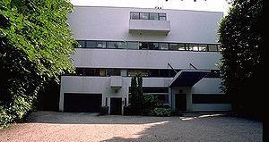 Η Villa Stein στις Garches που σχεδίασε ο Λε Κορμπυζιέ το 1927. Χρησιμοποίησε ρητά τη χρυσή Αναλογία στο Moduloro σύστημα του για την κλίμακα της αρχιτεκτονικής αναλογίας.