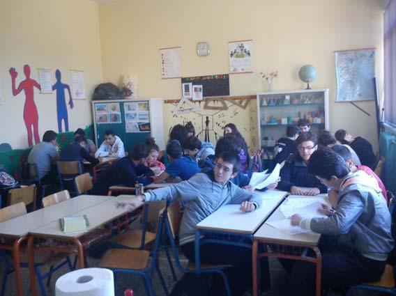 Βγήκαν στην αυλή του σχολείου και αφού έκαναν τις μετρήσεις τους τις κατέγραψαν στον πρώτο πίνακα και στην συνέχεια έκαναν την αποτύπωση στο χαρτί.