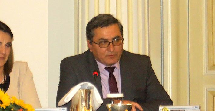 4. ΙΔΙΩΤΙΚΟ ΧΡΕΟΣ ΚΑΙ ΤΡΑΠΕΖΕΣ Οι επιχειρήσεις από την πλευρά τους, οφείλουν να αναλάβουν πρωτοβουλίες ενίσχυσης της κεφαλαιακής τους βάσης, αναδιάρθρωσης των εταιρικών τους δομών και των