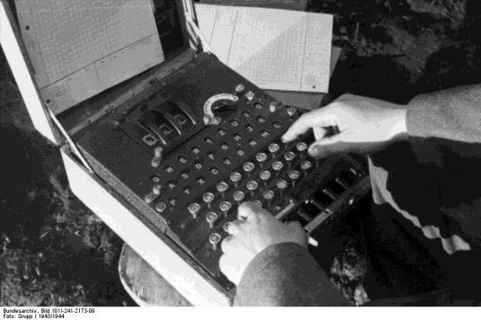 7 Οι Γερμανοί έκαναν εκτενή χρήση υπό διαφορετικές μορφές, μιας ηλεκτρομηχανολογικής μηχανής, γνωστή ως Enigma.