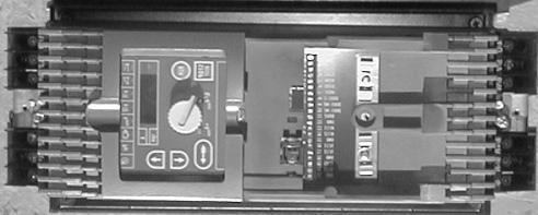 3 οµή συσκευής οµή συσκευής Μέγεθος 1, 2S, 2 05132AXX Εικόνα 2: οµή συσκευής MOVITRAC 07, µέγεθος 1, 2S, 2 1. X1: Τριφασική σύνδεση δικτύου: L1 / L2 / L3 / βίδα PE 2. Πίνακας χειρισµού 3.