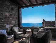 Οι σουίτες του Porto Mani διαθέτουν εντυπωσιακό design και παροχές, όπως κλιματισμό, δορυφορική τηλεόραση, μίνι μπαρ, ιδιωτικό μπάνιο, καθώς και μια επιπλωμένη ιδιωτική βεράντα με θέα στη θάλασσα.