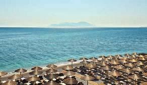 Όλη την ημέρα, (εκτός ωρών γεύματος & δείπνου), προσφέρεται μπουφές με 3 είδη, καθώς επίσης και παροχή αναψυκτικών, μπύρας και ζεστών αφεψημάτων.