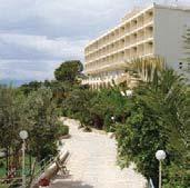 .. Δαιδαλώδεις υγρές διαδρομές στην αρχιτεκτονική έκπληξη που συναντά κανείς στους εξωτερικούς χώρους του.