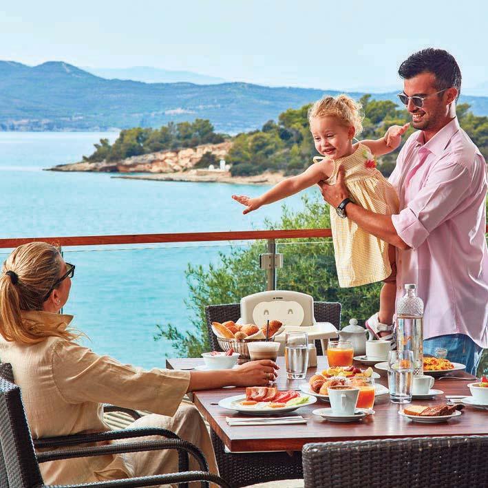 FAMILY R E S O R T ΑΝΑΚΑΙΝΙΣΜΕΝΟ ΤΟ 2016 AKS HINITSA BAY Το AKS HINITSA BAY βρίσκεται σε μία καταπράσινη χερσόνησο