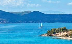Δεσπόζει επιβλητικά σε έναν υπέροχο καταπράσινο κόλπο, προσφέροντας μαγευτική θέα στη θάλασσα και στο νησί των