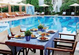 ΠΑΡΟΧΕΣ & ΑΝΕΣΕΙΣ: Kεντρικό bar, εστιατόριο, χαρτοπαικτική λέσχη (και με επιτραπέζια παιχνίδια), bar παραλίας και πισίνας, εσωτερική πισίνα & spa center, κλειστό parking, Internet corner, πισίνα 130