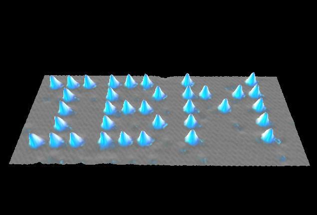 STM dən atomları hərəkət etdirmək üçün də istifadə etmək olar. Bunun üçün iynə ilə səth arasında potensialı artırırlar. Bu zaman iynəyə çox yaxın olan atom iona çevrilir və onun ucuna yapışır.