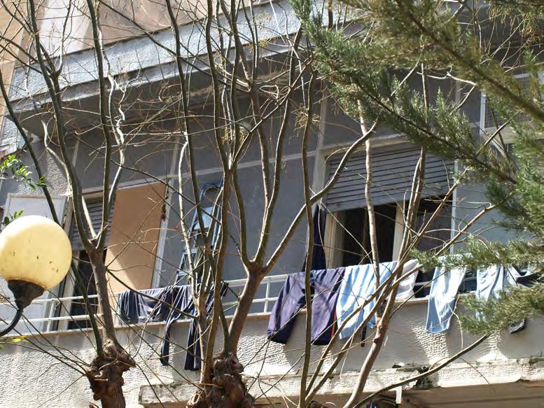 Παρατηρείται πως οι δραστηριότητές εμπορίου και αναψυχής κυριαρχούν στα ισόγεια των πολυκατοικιών κατά μήκος του πεζόδρομου και γύρω από την πλατεία, ενώ βαδίζοντας προς τα στενά, οι χρήσεις αυτές