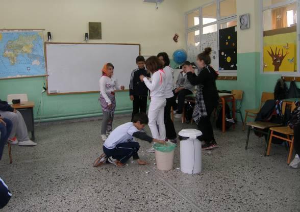 Εικ. 18-21 Στιγμιότυπα από την τέταρτη παρουσίαση/παρέμβαση Η κοινότητα Ζητήσαμε από τους μαθητές να γράψουν την ιστορία μιας κοινότητας που