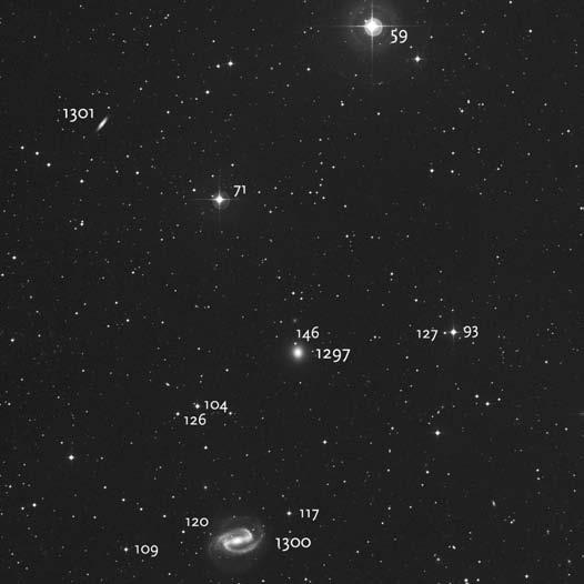 eprav je le malo svetlej a (11,4 magnitude premore), pa je precej bolj kompaktna, s svetlej im osrednjim delom in zelo svetlim jedrom.