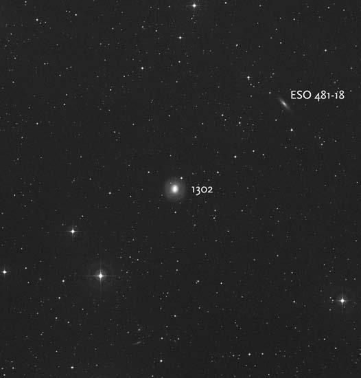 AMATERJI NGC 1302 njo vzhodneje le i namre majhen trikotni ek treh zvezdic, ki so svetlej e od 7,5 magnitude in bi utegnil lepo izstopiti v iskalu, kar pomeni, da vsaj z iskanjem pozicije ne bi smel