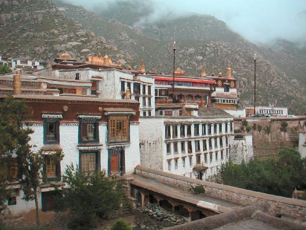 Άφιξη και περιήγηση στην πόλη, κατά τη διάρκεια της οποίας επισκεφθούμε το επιβλητικό παλάτι Yombulakhang, το οποίο κτίστηκε από τον πρώτο βασιλιά του Θιβέτ Νιάτρι Τσεμπό κατά τον 2ο αιώνα, αλλά και