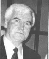 Και δεν ηχεί λυπητερός ο στεναγμός του νου αντίκρυ στης θύμησης τα αιώνια σημάδια, σ ένα διάπλατο στερέωμα του μύθου της Ιστορίας.