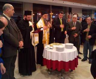 Την είδα να σκουπίζει την αυλή με την σκούπα. Να κουβαλάει νερό με την βίκα από την πανόβρυση. Να νταντεύει τον μικρότερο αδελφό και να ταΐζει το γουρούνι.
