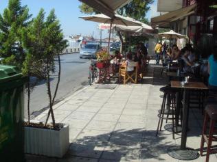 Κύριες χρήσεις γης κατά µήκος της οδού είναι το εµπόριο, η κατοικία και η αναψυχή (µε µεγάλο αριθµό εµπορικών καταστηµάτων και καφετεριών).