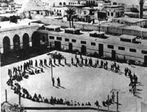 ראינו את האור, את גגו של בית המרחץ. היה סולם, ירדתי בו ואחרי כל השאר. קפצנו אל הרחוב, אל הטנדר שחיכה שם. עלינו. ספרנו שלושה עשר איש קדימה, אל החופש.