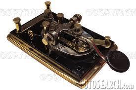 Σήματα Μορς Ο ηλεκτρισμός έδωσε μεγάλη βοήθεια στην εξέλιξη των τηλεπικοινωνιών. Πρώτος ο Μορς (ζωγράφος το επάγγελμα) ανακάλυψε το 1844 τον ηλεκτρικό τηλέγραφο.