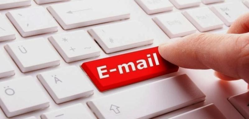 Ηλεκτρονικά μηνύματα Το ηλεκτρονικό ταχυδρομείο (αγγλικά e- mail, email ή mail προφέρεται "ιμέιλ" ή "μέιλ" αντίστοιχα) είναι μια Υπηρεσία του Διαδικτύου, η οποία επιτρέπει τη συγγραφή, αποστολή, λήψη