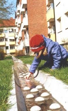 Για την διαχεύριςη των ϐμβριων υδϊτων, δημιουργόθηκε επύςησ ϋνα καινοτϐμο υπαύθριο δύκτυο καναλιών (βλ.