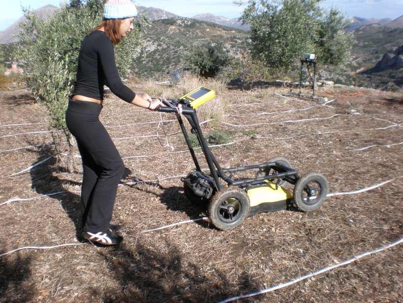 Σχήµα 2.6 διασκόπηση µε radar. Η βασική αρχή της µεθόδου στηρίζεται στην εκποµπή ηλεκτροµαγνητικής ακτινοβολίας, υψηλής συχνότητας, στο υπέδαφος και στην καταγραφή των επιστρεφοµένων κυµάτων.