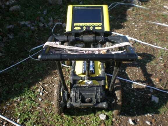 Ο ποµπός (transmitter) στέλνει ηλεκτροµαγνητικά κύµατα υψηλής συχνότητας που εισέρχονται µέσα στο έδαφος και ανακλώνται από τις διάφορες επιφάνειες ή σώµατα µε διαφορετική ηλεκτρική σταθερά από το