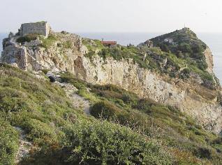 Όλα αυτά διότι το μεν ταχύπλουν, αυτό το προκομμένον πλοίον, το οποίον εκτελεί δήθεν την συγκοινωνίαν μεταξύ των ατυχών νήσων και της απέναντι αξένου ακτής, σχεδόν τακτικώς δις του έτους, ήτοι κατά